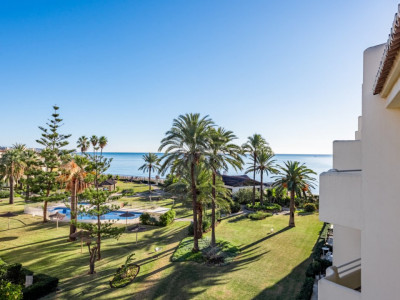 Renovated penthouse in Las Mimosas, community located directly on the beach