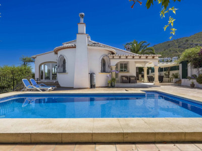 Vilă mediteraneeană cu piscina în Benitachell, cu vedere panoramică spre Montgó