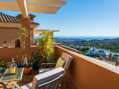 Penthouse with sea view in La Mairena, Marbella East