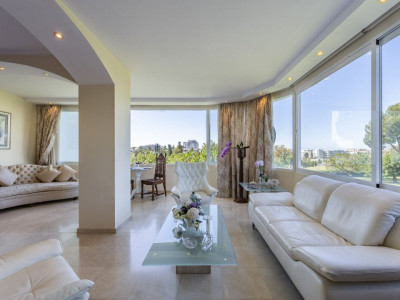 Spacious apartment with access to the Real Club de Golf Guadalmina Alta