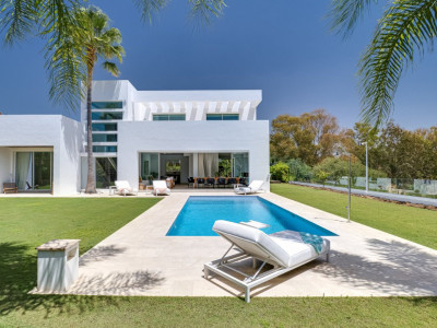 Vilă Modernă în Stil Ibiza cu Piscină Privată, aproape de Plajă, Guadalmina Baja