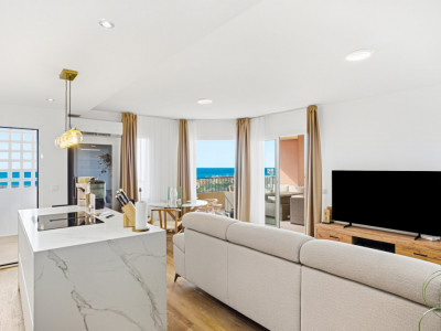 Apartament Elegant cu Vederi Panoramice la Mare în Riviera del Sol