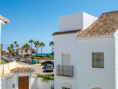 Townhouse premium pe plajă în El Rosario, Marbella Est