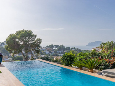 Vilă de lux cu vedere la mare cu piscină încălzită si 2 apartamente separate 